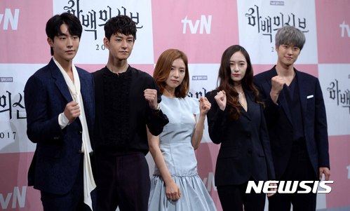 【서울=뉴시스】고범준 기자 = 27일 오후 서울 강남구 임피리얼 팰리스 호텔에서 열린 tvN 새 월화드라 '하백의 신부 2017' 제작발표회에서 출연 배우들이 포즈를 취하고 있다. (왼쪽부터)배우 남주혁, 임주환, 신세경, 정수정, 공명. 2017.06.27. bjko@newsis.com