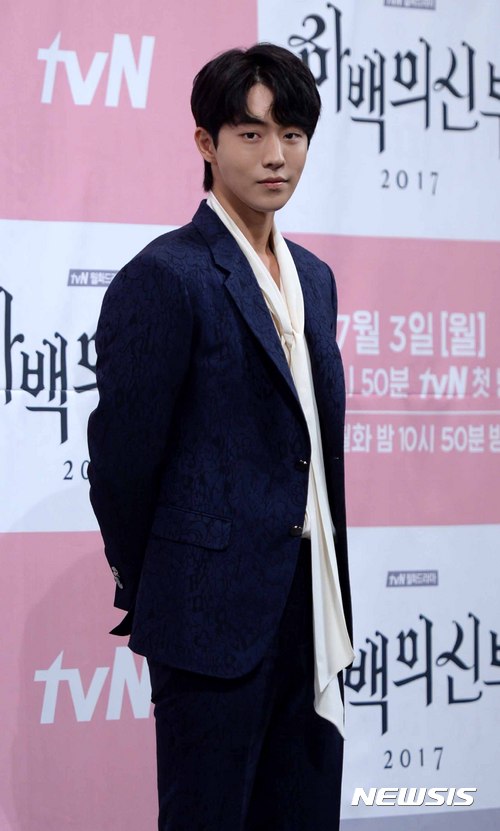 【서울=뉴시스】고범준 기자 = 배우 남주혁이 27일 오후 서울 강남구 임피리얼 팰리스 호텔에서 열린 tvN 새 월화드라 '하백의 신부 2017' 제작발표회에서 포즈를 취하고 있다. 2017.06.27. bjko@newsis.com