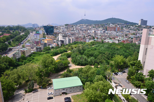【서울=뉴시스】박진희 기자 = 한국토지주택공사(LH)는 서울 용산구 유엔사 부지(사진 중앙 녹지)가 27일 오후 4시 입찰신청서 제출·입찰보증금 납부를 진행하고 최고가를 써낸 입찰자를 낙찰자로 선정한다. 유엔사 부지는 용산구 이태원동 22-34번지 일대(5만1762㎡) 규모다. 2008년 한-미 합의에 따라 용산 주한미군의 평택 이전 결정으로 현재 빈터로 남아 있다. 매각 대상은 전체 부지에서 공원, 녹지 등 무상공급 면적을 뺀 4만4935㎡ 규모다. 감정평가액은 8031억원(3.3㎡당 약 5909만원)이다. 이태원관광특구와 대사관이 밀집돼 있는 지역으로 남산 2·3호 터널과 반포대교를 통해 도심이나 강남으로 쉽게 이동할 수 있다. 2017.06.27. pak7130@newsis.com