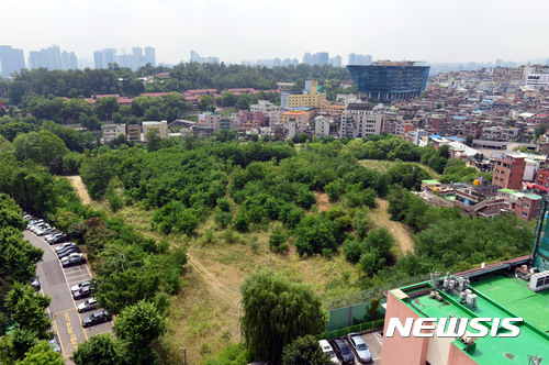 【서울=뉴시스】박진희 기자 = 한국토지주택공사(LH)는 서울 용산구 유엔사 부지(사진 중앙 녹지)가 27일 오후 4시 입찰신청서 제출·입찰보증금 납부를 진행하고 최고가를 써낸 입찰자를 낙찰자로 선정한다. 유엔사 부지는 용산구 이태원동 22-34번지 일대(5만1762㎡) 규모다. 2008년 한-미 합의에 따라 용산 주한미군의 평택 이전 결정으로 현재 빈터로 남아 있다. 매각 대상은 전체 부지에서 공원, 녹지 등 무상공급 면적을 뺀 4만4935㎡ 규모다. 감정평가액은 8031억원(3.3㎡당 약 5909만원)이다. 이태원관광특구와 대사관이 밀집돼 있는 지역으로 남산 2·3호 터널과 반포대교를 통해 도심이나 강남으로 쉽게 이동할 수 있다. 2017.06.27. pak7130@newsis.com