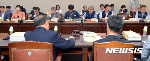 【세종=뉴시스】강종민 기자 = 27일 오후 정부세종청사 고용노동부에서 2018년도 최저임금 심의를 위한 최저임금위원회 4차 전원회의가 열리고 있다. 최저임금위는 법정심의 기한인 29일까지 전원회의를 잇따라 열어 사흘 연속 최저임금안을 심의할 예정이다. 2017.06.27. ppkjm@newsis.com