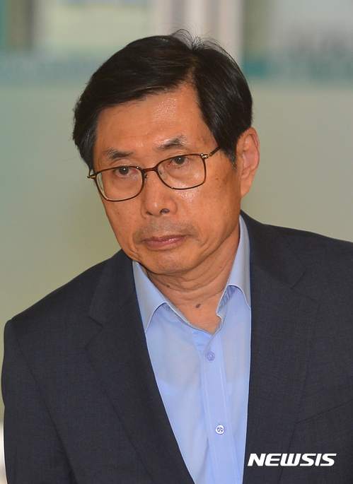 【서울=뉴시스】고승민 기자 = 박상기(연세대 법학전문대학원 교수) 법무부 장관 후보자가 청문회 준비를 위해 27일 오후 서울 광화문의 한 빌딩에 마련된 사무실로 출근한 뒤 다시 나와 기자회견을 하고 있다. 2017.06.27. kkssmm99@newsis.com