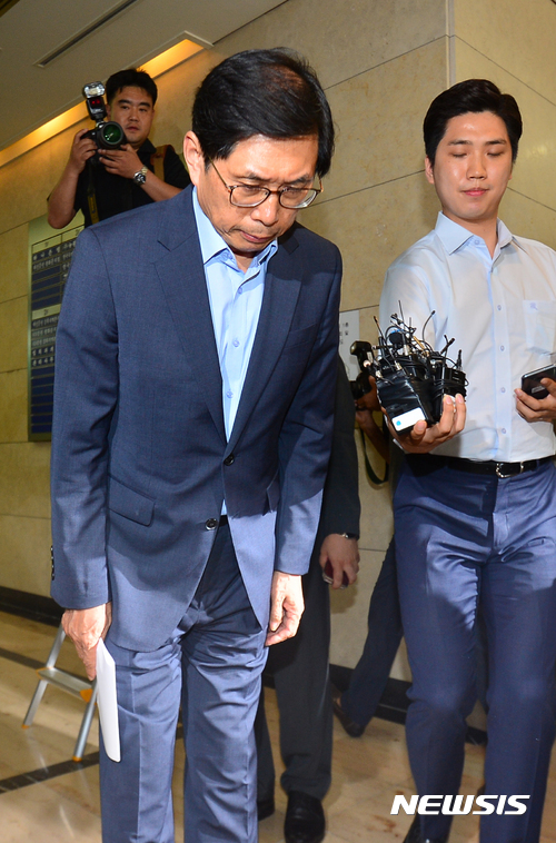 【서울=뉴시스】고승민 기자 = 박상기(연세대 법학전문대학원 교수) 법무부 장관 후보자가 청문회 준비를 위해 27일 오후 서울 광화문의 한 빌딩에 마련된 사무실로 출근한 뒤 다시 나와 기자회견을 마친 뒤 인사하고 있다. 2017.06.27. kkssmm99@newsis.com