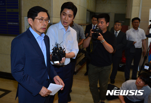 【서울=뉴시스】고승민 기자 = 박상기(연세대 법학전문대학원 교수) 법무부 장관 후보자가 청문회 준비를 위해 27일 오후 서울 광화문의 한 빌딩에 마련된 사무실로 출근한 뒤 다시 나와 기자회견을 하고 있다. 2017.06.27. kkssmm99@newsis.com