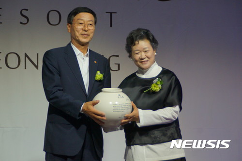 【청송=뉴시스】김진호 기자 = 28일 경북 청송군 부동면 주왕산국립공원 내 관광단지에서 열린 '대명리조트 청송' 개장식에서 한동수 청송군수가 박춘희 대명그룹 회장에게 청송의 특산품인 '청송백자'를 선물하고 있다. 2017.06.28&nbsp; kjh9326@newsis.com