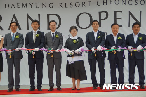 【청송=뉴시스】김진호 기자 = 28일 경북 청송군 부동면 주왕산국립공원 내 관광단지에서 열린 '대명리조트 청송' 개장식에서 박춘희 대명그룹 회장, 김재원 국회의원, 우병윤 경북도 경제부지사, 한동수 청송군수 등 기관·단체장들이 테이프컷팅을 하고 있다. 2017.06.28&nbsp; <a href="mailto:kjh9326@newsis.comkr">kjh9326@newsis.comkr</a>