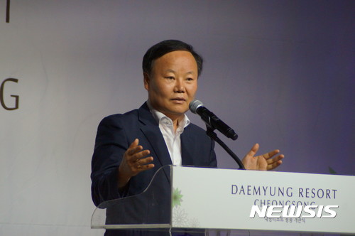 【청송=뉴시스】김진호 기자 = 28일 경북 청송군 부동면 주왕산국립공원 내 관광단지에서 열린 '대명리조트 청송' 개장식에서 김재원 국회의원이 축사를 하고 있다. 2017.06.28&nbsp; <a href="mailto:kjh9326@newsis.comkr">kjh9326@newsis.comkr</a>