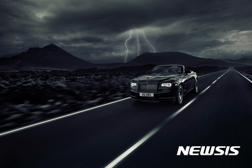 롤스로이스, 고성능 컨버터블 '던 블랙 배지' 공개