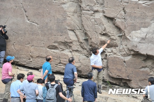 【울산=뉴시스】구미현 기자 = 울산시의회 임현철 시의원은 30일 '울산광역시 대곡천암각화군 세계유산 등재 지원 및 보존·관리에 관한 조례안'을 대표 발의했다. 사진은 지난 6월 28일 울주군 반구대 암각화(국보 제285호)를 방문한 문화재청 문화재위원들이 이상목 울산암각화박물관장으로부터 설명을 듣고 있는 모습. 2017.06.28. gorgeouskoo@newsis.com