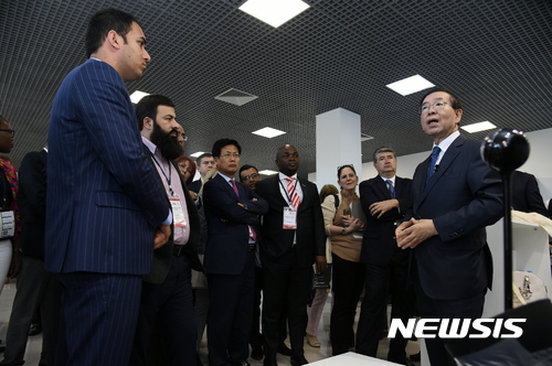 【울리야놉스크=뉴시스】박대로 기자 = 박원순 서울시장은 28일(현지시간) 러시아 울리야놉스크에서 세계도시전자정부협의체(WeGO) 총회에 참석한 각국 도시 시장에게 서울시 디지털 시민시장실 기능을 설명하고 있다. (사진= 서울시 제공) <a href="mailto:photo@newsis.com">photo@newsis.com</a>