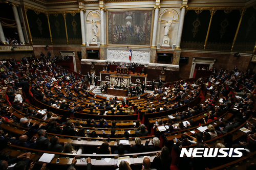 【파리=AP/뉴시스】프랑스 의원들이 27일(현지시간) 파리에 있는 의사당에서 첫 회의에 참석하고 있다. 에마뉘엘 마크롱 대통령의 1년 2개월 된 중도 신당 '라 레퓌블리크 앙마르슈'(전진하는 공화국)가 하원 전체 577석 중 308석을 차지했다. 이날 의원들은 녹색당 출신의 여당 의원 프랑수아 드 뤼지를 하원의장으로 선출했다, 2017.06.28