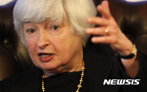 【런던=AP/뉴시스】임기를 8개월이나 남긴 스탠리 피셔 미국 연방준비제도(Fed, 연준) 부의장이 돌연 사임 의사를 밝히면서 도널드 트럼프 대통령이 향후 새로운 연준을 어떻게 구성할 것인지가 초미의 관심사로 떠오르고 있다. 내년 2월 임기를 마치는 재닛 옐런 연준 의장이 재지명을 받지 못할 경우 트럼프 대통령은 연준 이사 7명중 5명을 새로운 사람으로 채우는 드문 기록을 갖게 된다. 옐런 의장이 지난 6월 27일 런던의 영국 학술원에서 니컬러스 스턴 영국 학술원 원장과 토론하고 있다. 2017.09.08