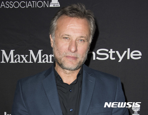 【AP/뉴시스】 =2015년 헐리우드 외신기자협회( HFPA)가 선정한 우수 연기자로 토론토 국제영화제에 참가한 미카엘 니크비스트. 그는 1년간 폐암으로 투병해오다가 6월 27일 56세를 일기로 사망했다.&nbsp; 