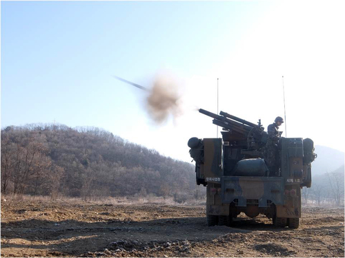 【서울=뉴시스】 방위사업청은 28일 기존 105mm 견인곡사포를 차량에 탑재하고 자동화 사격체계를 적용하여 성능개량한 ‘105mm 자주곡사포’(사업명 : 105mm 곡사포 성능개량) 개발에 성공했다고 밝혔다. ‘105mm 자주곡사포’는 군용 5톤 트럭에 기존 105mm 견인곡사포의 화포부분을 탑재하고 자동 사격통제장치와 복합항법장치를 결합한 체계로, 기동 중 실시간으로 표적을 획득 후 사격 및 신속한 진지이탈(Shoot & Scoot)이 가능하다. 2017.06.28. (사진=방위사업청 제공) photo@newsis.com