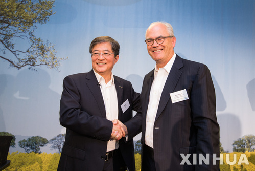 【바젤(스위스)=신화/뉴시스】런젠신(任建新, 왼쪽) 중국화공 회장 겸 신젠타 이사회 의장과 미셸 드메어 신젠타 부회장이 27일 스위스 바젤의 신젠타 본사에서 기자회견을 마친 후 악수하고 있다. 중국화공집단은 이날 세계 최대 농약회사이자 제3위 종자업체 스위스 신젠타 인수를 완료했다. 2017.6.28