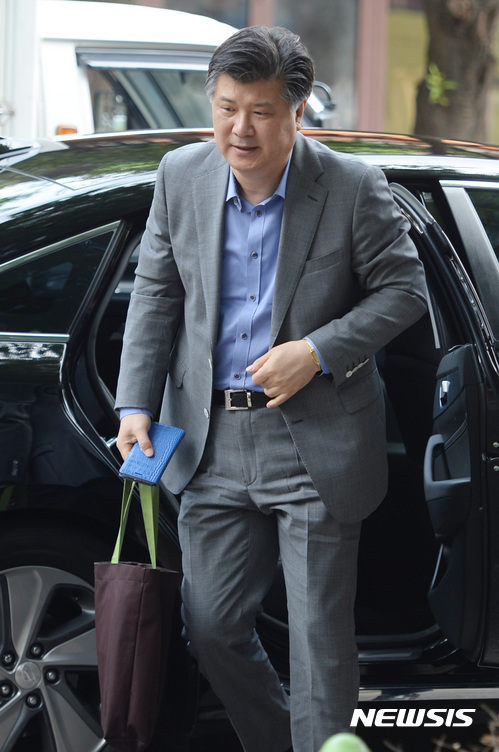 【서울=뉴시스】김진아 기자 = 청문회를 이틀 앞둔 조대엽 고용노동부 장관 후보자가 28일 오전 서울 마포구 서울서부고용노동지청에 마련된 청문회 준비 사무실로 출근하고 있다. 2017.06.28. bluesoda@newsis.com