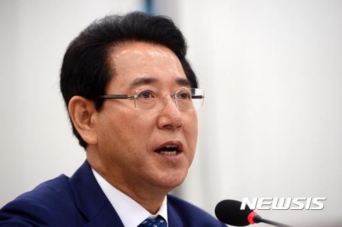 【서울=뉴시스】홍효식 기자 = 김영록 농림축산식품부 장관 후보자가 28일 오전 서울 여의도 국회에서 열린 인사청문회에서 질의에 답변하고 있다. 2017.06.28. yesphoto@newsis.com