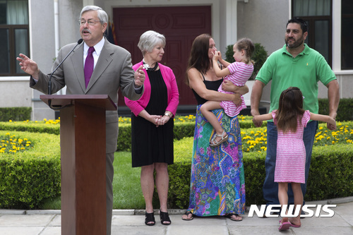 【베이징=AP/뉴시스】시진핑 중국 국가주석과 30여 년에 걸쳐 깊은 친분을 유지해 온 신임 테리 브랜스태드(70) 주중 미국대사가 28일 공식 부임했다. 이날 브랜스태드 대사가 가족과 함께 베이징의 대사관저에서 내외신 기자회견을 열고 있는 모습. 2017.06.28