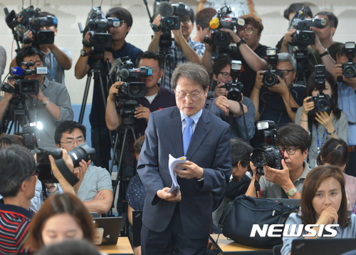 【서울=뉴시스】고승민 기자 = 조희연 서울시교육감이 28일 오전 서울시교육청에서 '영훈국제중 등 5개교 재평가 결과 발표 및 고교체제 개편방안 제안 기자회견'에 참석하고 있다. 2017.06.28. kkssmm99@newsis.com