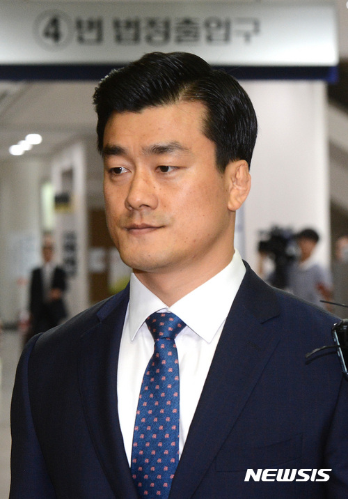 【서울=뉴시스】김선웅 기자 = 이영선 전 청와대 경호관이 28일 오후 서울 서초구 서울중앙지방법원에서 열린 '비선 진료·차명폰 의혹' 선고 공판에 출석하고 있다. 2017.06.28.&nbsp; mangusta@newsis.com