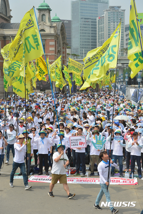 【서울=뉴시스】고승민 기자 = 민주노총 전국보건의료산업노동조합이 28일 오후 서울역 광장에서 '6/30 민주노총 사회적 총파업 투쟁 동참보건의료분야 좋은 일자리 만들기 대행진' 집회를 열고 있다. 이들은 집회에서 병원 사업장의 비정규직 철폐, 최저임금 1만원 실현, 노조권리 쟁취 등을 촉구했다. 2017.06.28. kkssmm99@newsis.com
