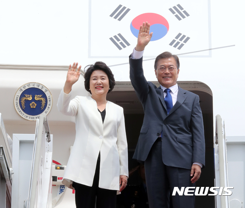 【성남=뉴시스】전신 기자 = 한미 정상회담을 위해 취임 후 미국 첫 방문에 나선 문재인 대통령과 김정숙 여사가 28일 경기도 성남 서울공항을 통해 출국 전 손을 흔들어 인사하고 있다. 2017.06.28.&nbsp; photo1006@newsis.com