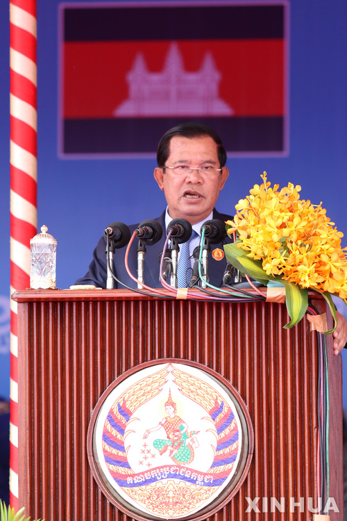 【프놈펜=신화/뉴시스】훈센 캄보디아 총리가 6월28일 프놈펜에서 집권 캄보디아인민당(CCP)창단 66주년 기념식에 참석해 축하를 하고 있다.  2017.06.28