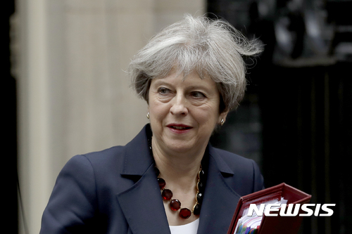 【런던=AP/뉴시스】테리사 메이 영국 총리가 28일(현지시간) 런던의 총리 관저를 떠나 국회의사당으로 이동하고 있다. 2017.6.29.