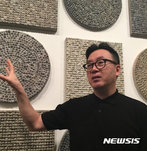 【서울=뉴시스】박현주 기자 = 이진용 작가가 Type시리즈는 작업이 완성되기까지 2~3개월의 시간이 걸린다고 설명하고 있다. 활자의 배열, 본을 뜨고, 굳히고, 수성 에폭시를 바르고 말리고,석분을 뿌리고 물로 씻어내고, 닦아내고 광을 내는 과정을 거친 수많은 시간과 반복이 이뤄낸 결과다.