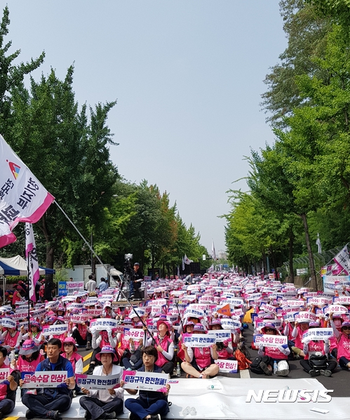 【수원=뉴시스】이승호 기자 =29일 수원 경기도교육청 인근 영산공원 앞에서 경기 학교비정규직노조가 비정규직 처우개선을 위한 총파업 대회를 열고 있다. 2017.06.29. jayoo2000@newsis.com