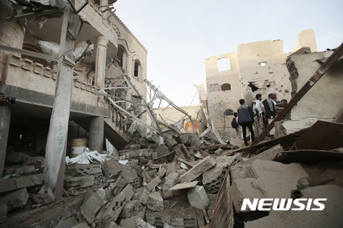 【사나(예멘) = AP/뉴시스】 기아와 전쟁에 시달리고 있는 예멘의 수도 사나에서 최근 주민들이 전쟁으로 폐허가 된 집터를 뒤지고 있다. 유엔은 기아와 콜레라 발병으로 위기에 처한 예멘에 대한 회원국들의 기금지원을 호소하고 있다. 2017.08.02