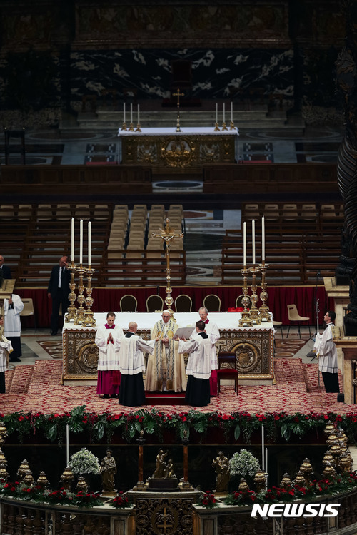 [바티칸시티=AP/뉴시스]프란치스코 교황(가운데)이 28일(현지시간) 바티칸시티에서 미사를 집전하고 있다. 프란치스코 교황은 이날 5명의 주교를 새로 추기경으로 서품했다. 5명 중 3명은 라오스와 말리, 엘살바도르 주교 출신이다. 나머지 2명은 스페인과 스웨덴 출신이다. 2017.6.29