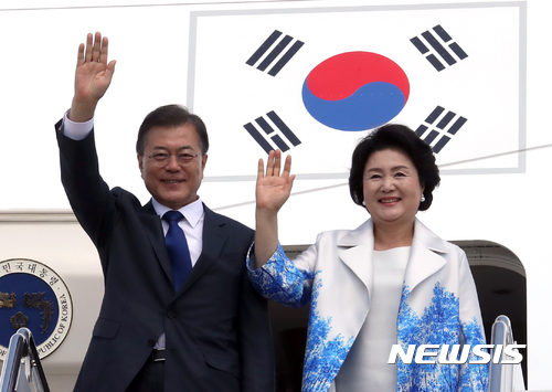 【워싱턴=뉴시스】전신 기자 = 문재인 대통령과 부인 김정숙 여사가 28일 오후(현지시각) 미국 워싱턴 앤드류스 합동기지에 도착, 손을 들어 인사하고 있다. 2017.6.29.&nbsp; photo@newsis.com 