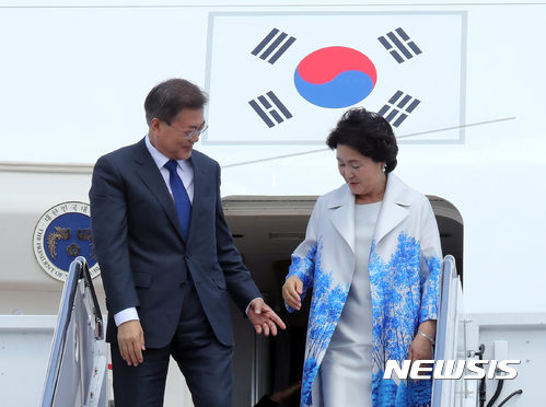 【워싱턴=뉴시스】전신 기자 = 문재인 대통령이 28일 오후(현지시각) 미국 워싱턴 앤드류스 합동기지에 도착, 트랩을 내려가기 앞서 김정숙 여사에게 손을 내밀고 있다. 2017.6.29. photo@newsis.com