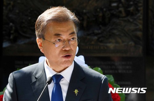 【콴티코(미 버지니아)=뉴시스】전신 기자 = 문재인 대통령이 28일(현지시간) 미국 콴티코 미 해병대국립박물관 앞 공원에 설립된 장진호 전투 기념비에서 헌화를 한 후 기념사를 하고 있다. 2017.06.29.&nbsp; photo1006@newsis.com