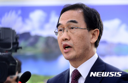 【서울=뉴시스】이영환 기자 = 조명균 통일부 장관 후보자가 29일 오전 서울 여의도 국회 외교통일위원회 회의실에서 열린 인사청문회에 참석해 선서를 마치고 모두발언 하고 있다. 2017.06.29. 20hwan@newsis.com