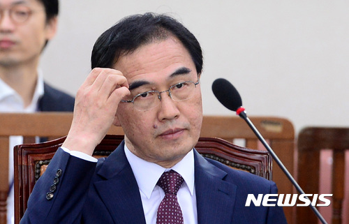 【서울=뉴시스】이영환 기자 = 조명균 통일부 장관 후보자가 29일 오전 서울 여의도 국회 외교통일위원회 회의실에서 열린 인사청문회에 참석해 이마를 긁적이고 있다. 2017.06.29. 20hwan@newsis.com