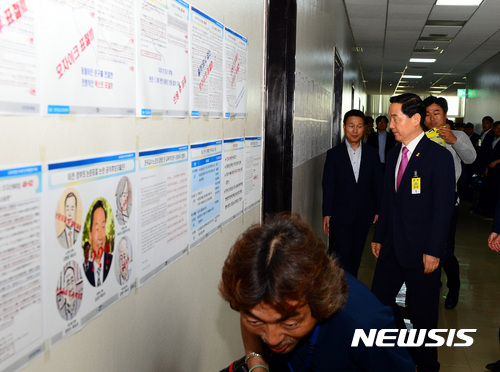 【서울=뉴시스】박영태 기자 = 29일 오전 서울 영등포구 여의도 국회 교문위 전체회의장에서 진행된 국무위원후보자(부총리 겸 교육부장관 김상곤) 인사청문회 시작전 김상곤 후보자가 청문회장으로 들어가고 있다. 2017.06.29.since1999@newsis.com