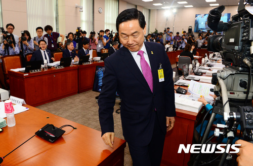 【서울=뉴시스】박영태 기자 = 29일 오전 서울 영등포구 여의도 국회 교문위 전체회의장에서 진행된 국무위원후보자(부총리 겸 교육부장관 김상곤) 인사청문회에서 김상곤 후보자가 선서문을 유성엽 위원장에게 전달한 후 자리로 돌아오고 있다, 2017.06.29.since1999@newsis.com