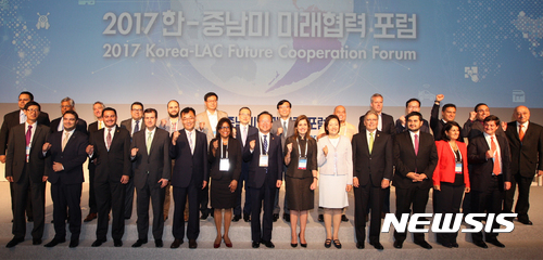 【서울=뉴시스】지난해 6월29일 서울시 중구 장충동 신라호텔에서 열린 '2017 한-중남미 미래협력포럼'. 김부겸 행정자치부 장관, 메르세데스 아라오스(Mercedes Araoz) 페루 부통령, 박영선 더불어민주당 의원 등 중남미 지역 장차관 및 국제기구 관계자들이기념촬영을 하는 모습. 2017.06.29. (사진=행정자치부 제공) photo@newsis.com