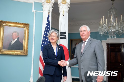 【서울=뉴시스】 강경화 외교부 장관이 28일(현지시각) 미국 워싱턴에서 취임 후 첫 한-미 외교장괸회담을 앞두고 렉스 틸러슨 미국 국무부 장관과 악수하고 있다. 2017.06.29. (사진=외교부 제공) photo@newsis.com