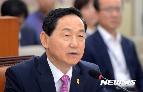 【서울=뉴시스】홍효식 기자 = 김상곤 사회부총리 겸 교육부장관 후보자가 29일 오전 서울 여의도 국회에서 열린 인사청문회에서 의원들의 질의에 답변하고 있다. 2017.06.29. yesphoto@newsis.com