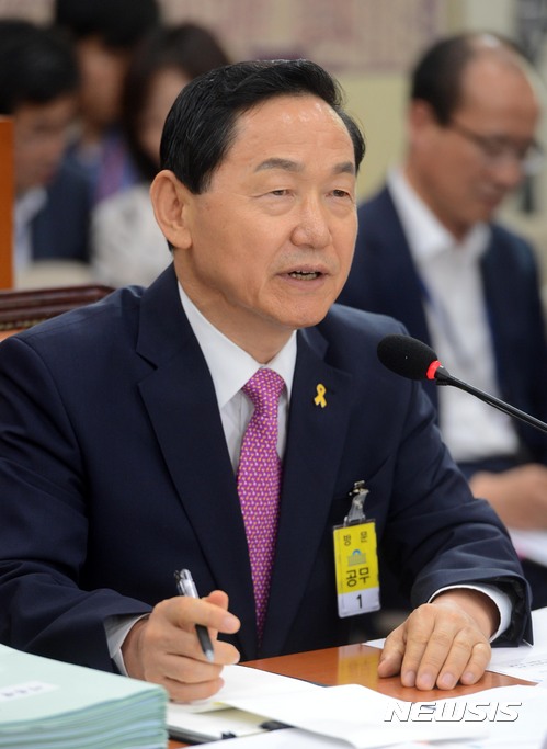 【서울=뉴시스】홍효식 기자 = 김상곤 사회부총리 겸 교육부장관 후보자가 29일 오전 서울 여의도 국회에서 열린 인사청문회에서 의원들의 질의에 답변하고 있다. 2017.06.29. yesphoto@newsis.com