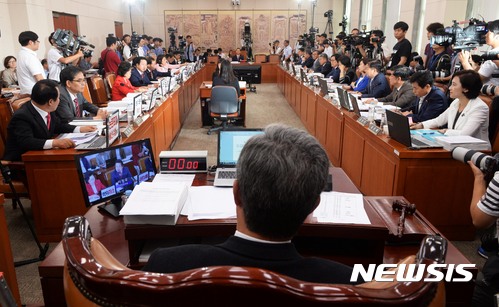 【서울=뉴시스】홍효식 기자 = 29일 오전 서울 여의도 국회에서 김상곤 사회부총리 겸 교육부장관 후보자의 인사청문회가 진행되고 있다. 2017.06.29.&nbsp; yesphoto@newsis.com