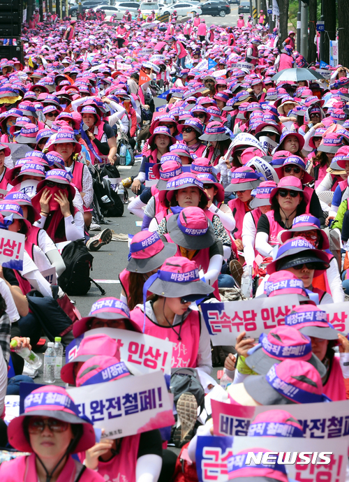 【수원=뉴시스】 권현구 기자 = 29일 오전 경기도 수원시 장안구 경기도교육청 인근에서 전국학교비정규직노동조합 경기지부 노동자 총파업대회가 열리고 있다. 2017.06.29. stoweon@newsis.com