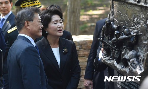 【콴티코(미 버지니아)=뉴시스】 전신 기자 = 문재인 대통령과 부인 김정숙 여사가 28일(현지시간) 미국 콴티코 미 해병대국립박물관 앞 공원에 설립된 장진호 전투 기념비에 헌화 한 후 기념비를 살펴보고 있다. 2017.06.29.&nbsp;&nbsp; photo1006@newsis.com