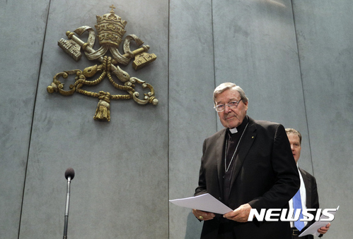 성추행 혐의 조지 펠 추기경 호주 돌아와···26일 첫 공판