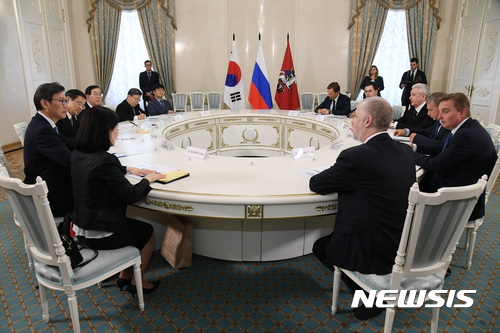【모스크바=뉴시스】박대로 기자 = 박원순 서울시장 등 서울시 대표단은 29일(현지시간) 러시아 모스크바에서 모스크바 시청에서 소뱌닌 세르게이(Sobyanin Sergey) 시장 등 모스크바시 대표단과 면담했다. (사진= 서울시 제공) photo@newsis.com