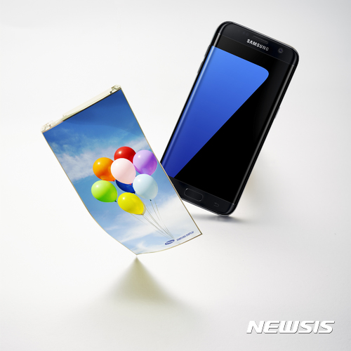 플렉시블 OLED 주도 삼성디스플레이, 중소형 디스플레이 시장서 '압도적 1위' 