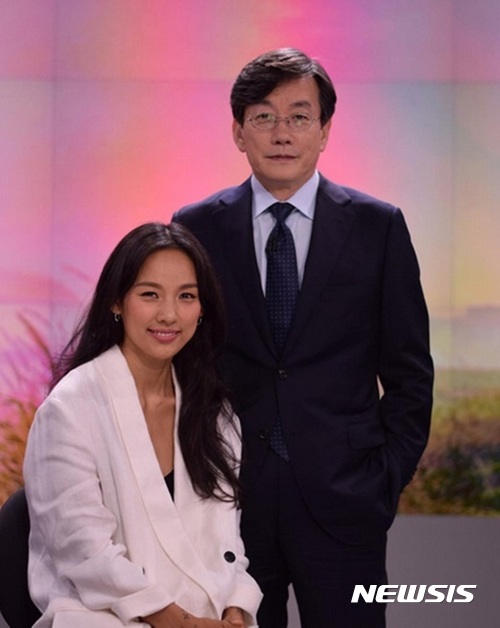 【서울=뉴시스】 가수 이효리가 JTBC '뉴스룸' 손석희 앵커와 함께 출연 인증샷을 찍었다.(사진=이효리 소속사 키위미디어그룹 케이튠콜렉티브 인스타그램)